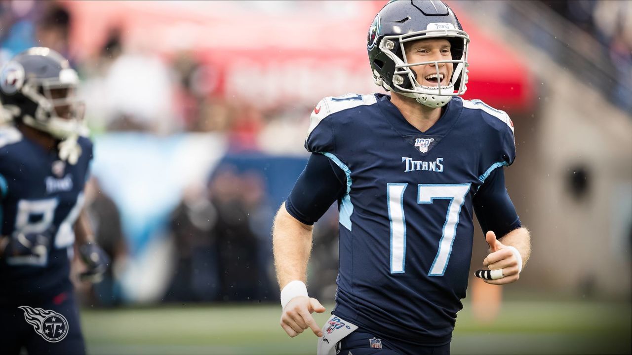 Titans-Patriots: Marcus Mariota flips, Ryan Tannehill solid