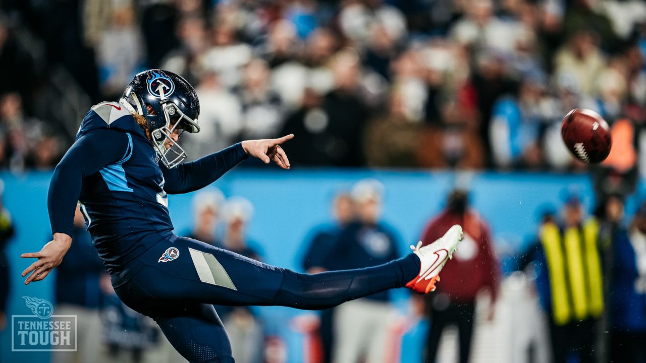 Tennessee Titans' Joshua Dobbs throws first career TD in tight