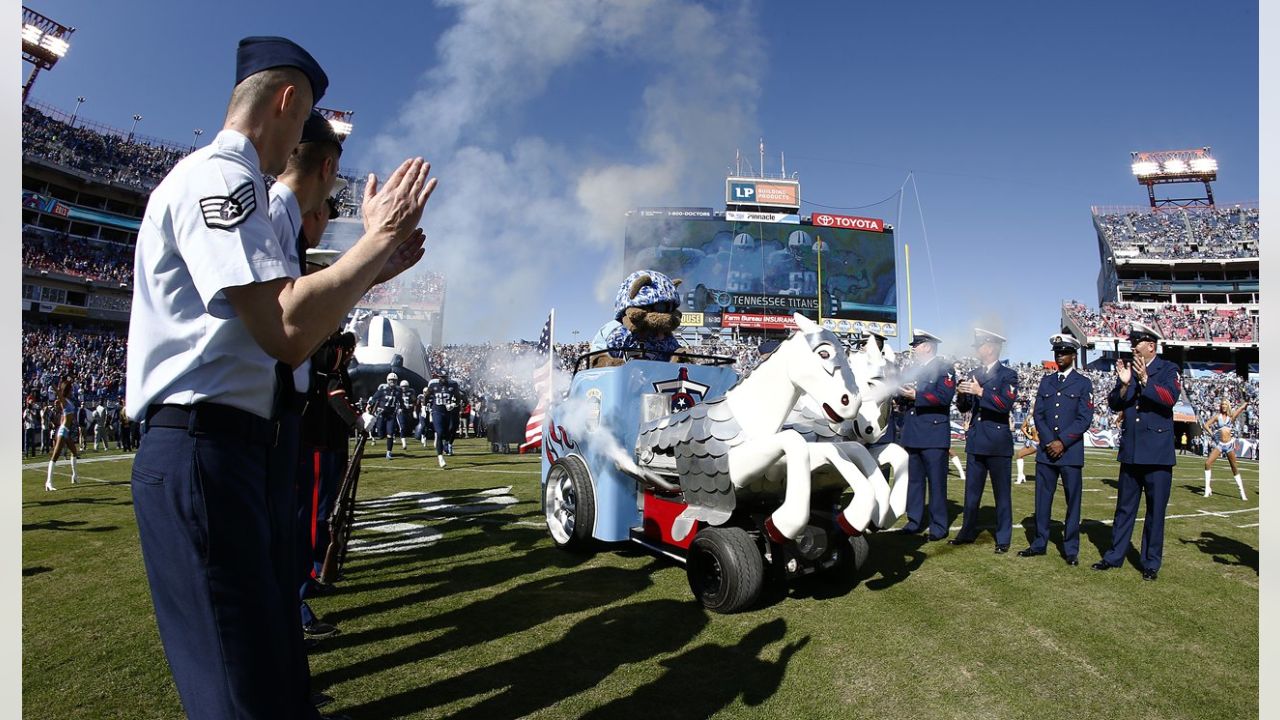 Mike Vrabel and Tennessee Titans Honor Military Service