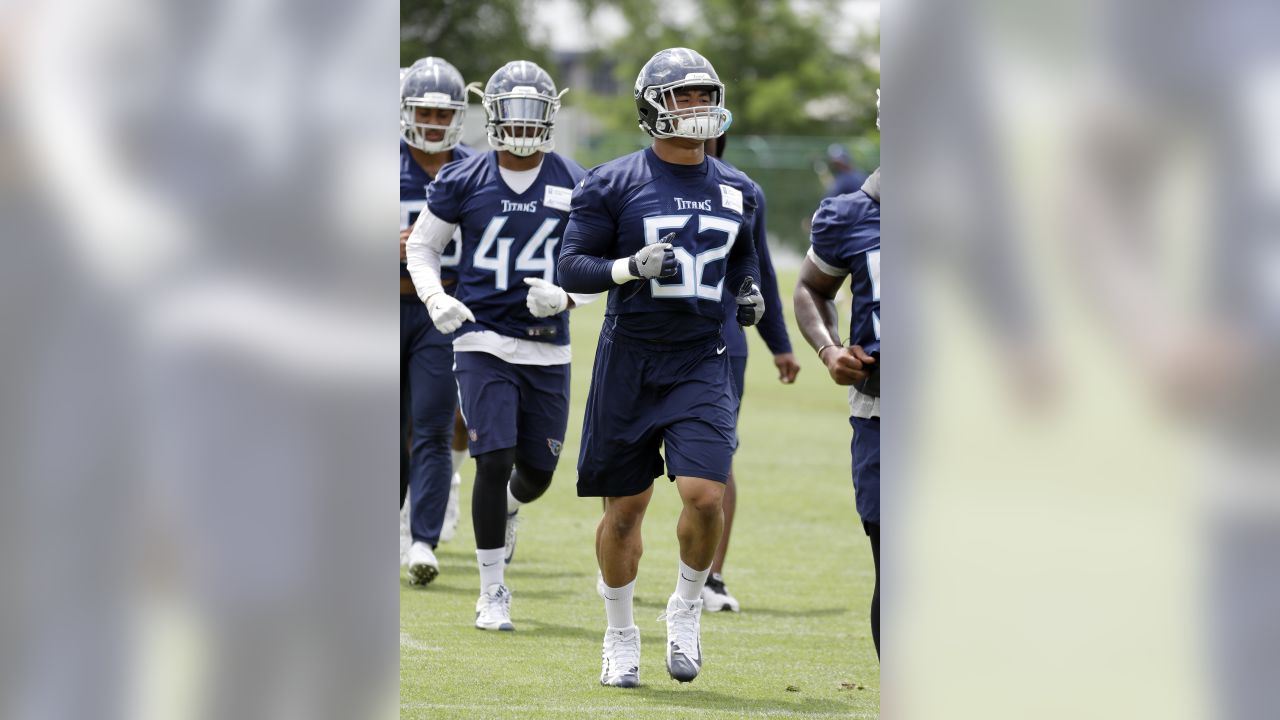 Titans: D'Andre Walker works with Mike Vrabel at rookie minicamp