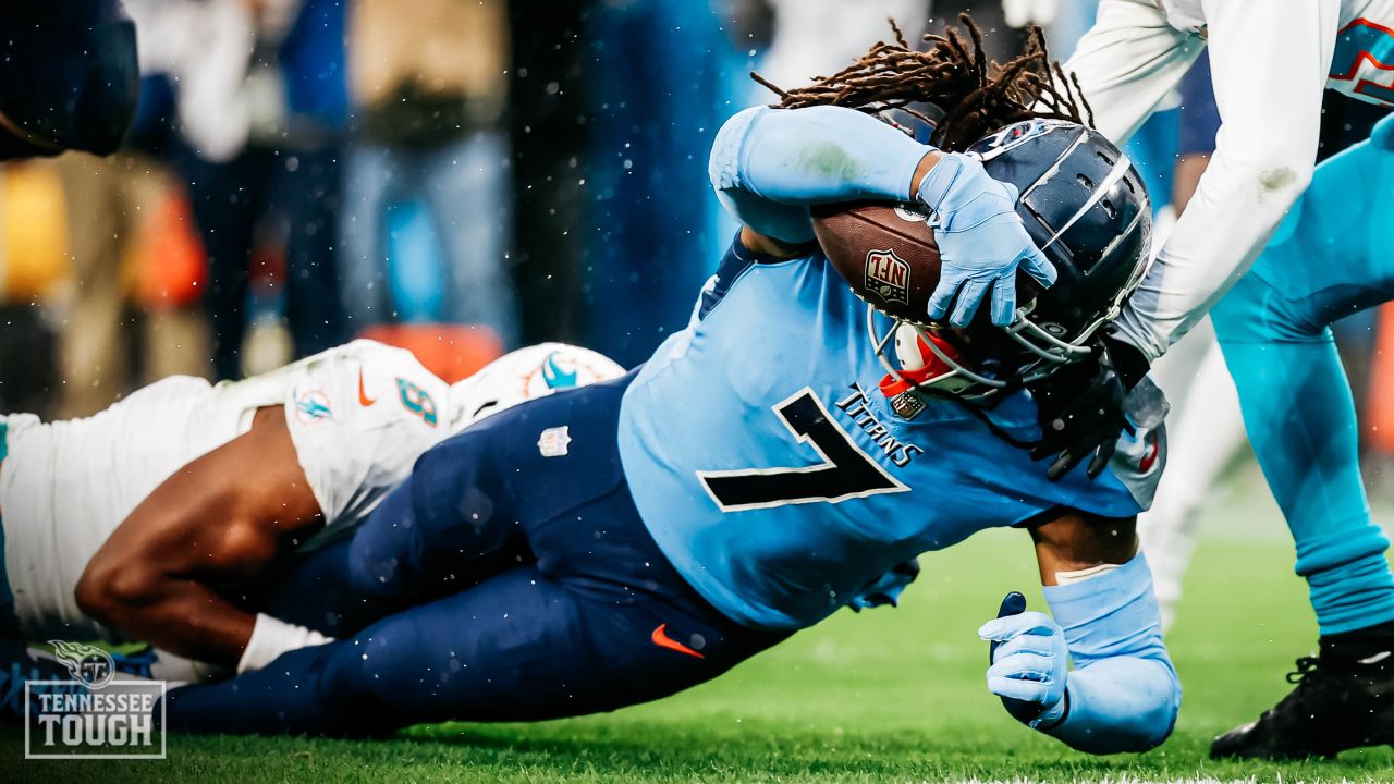 Titans clinch AFC South with 34-3 rout of Dolphins