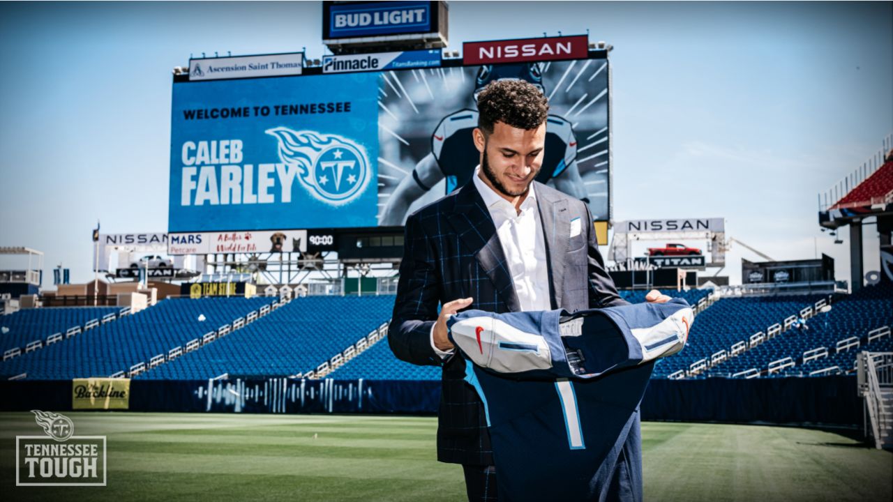 Tennessee Titans CB Caleb Farley gives his grandma a new car