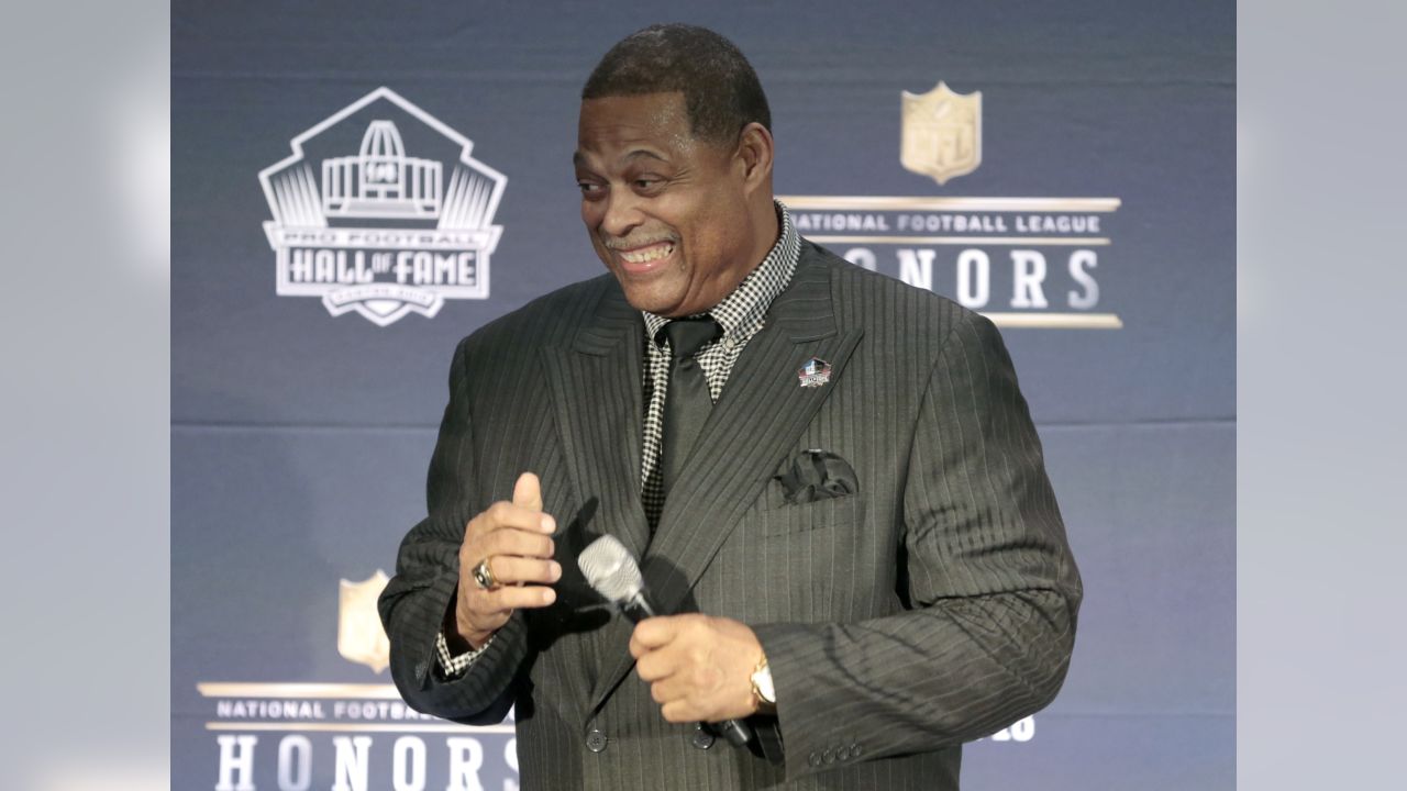 Photo: Robert Brazile is inducted into the Pro Football Hall of