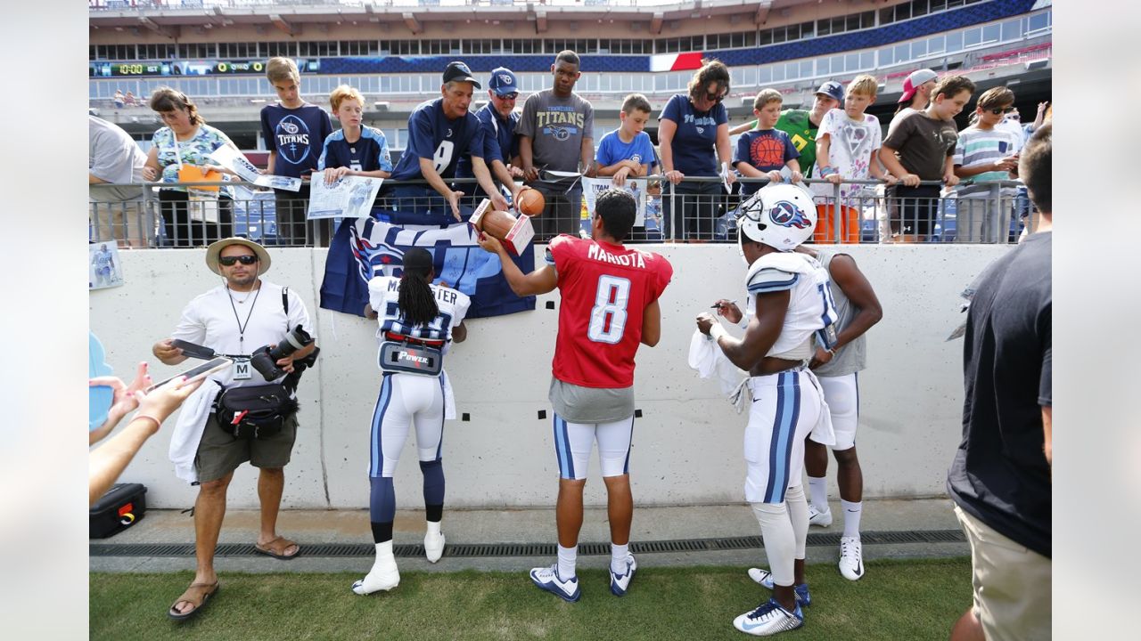 Watch: Marcus Mariota signs autographs for huge crowd 