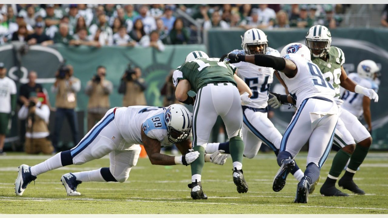 East Rutherford, New Jersey, USA. 13th Dec, 2015. Tennessee Titans running  back Antonio Andrews (26) in action prior to the NFL game between the  Tennessee Titans and the New York Jets at