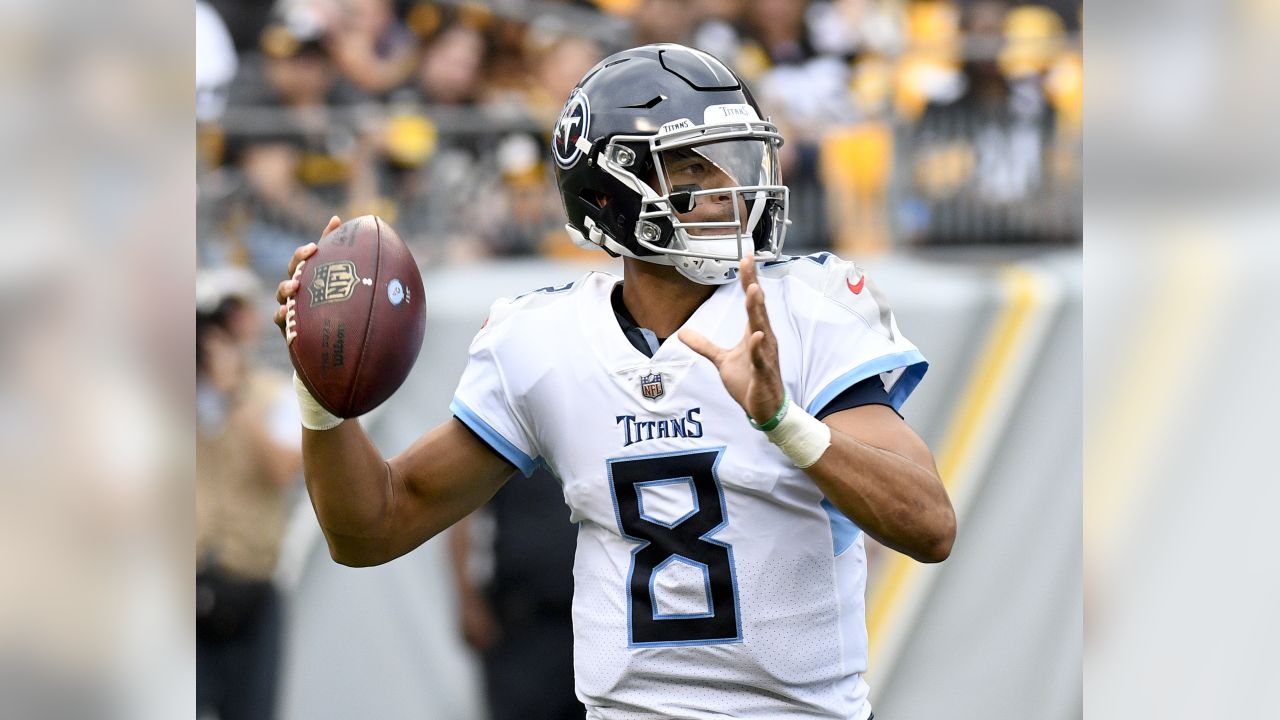 Tennessee Titans quarterback Marcus Mariota (8) throws the ball