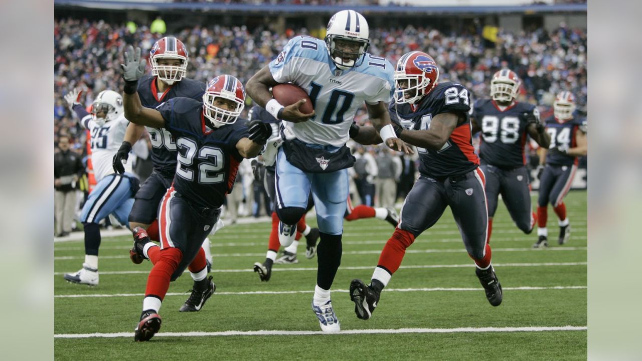 Buffalo Bills at the line of scrimmage against the Kansas City Chiefs  during the first half of an NFL football game in Orchard Park, N.Y.,  Sunday, Sept. 16, 2012. (AP Photo/Bill Wippert