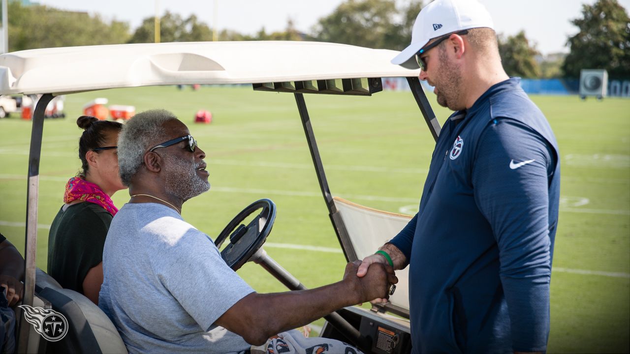 Earl Campbell loves the TITANS. FTT!! (Picture via @mandisaofficial on  Twitter) : r/Tennesseetitans