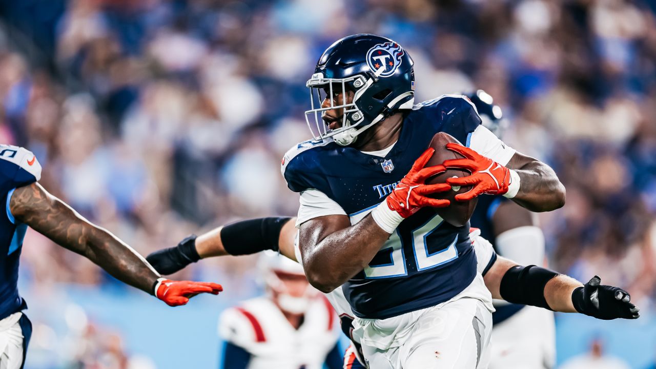 NASHVILLE, TN - AUGUST 20: Tennessee Titans quarterback Malik Willis (7)  turns to hand the ball off during the Tampa Bay Buccaneers-Tennessee Titans  Preseason game on August 20, 2022 at Nissan Stadium