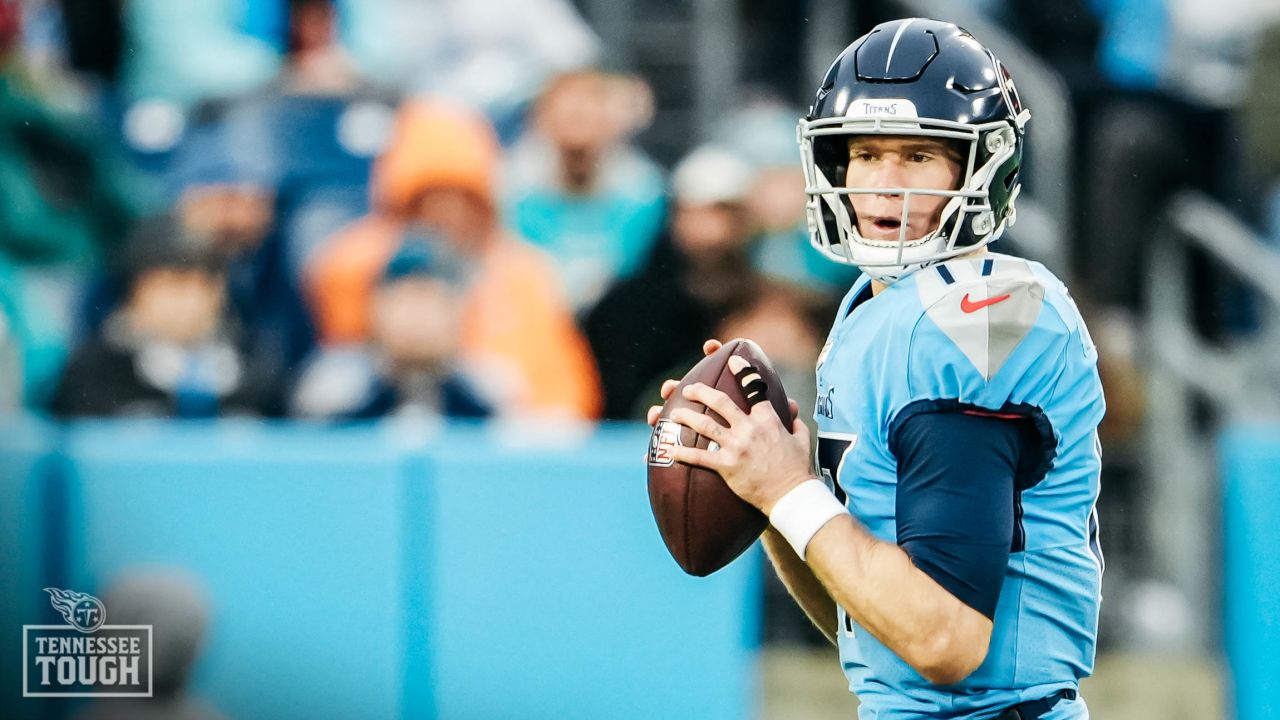 Titans clinch AFC South with 34-3 rout of Dolphins