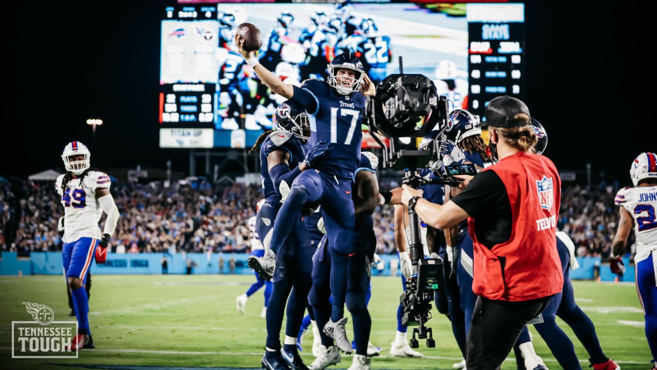 Titans stop Allen on 4th down, hang on to beat Bills 34-31 - The San Diego  Union-Tribune