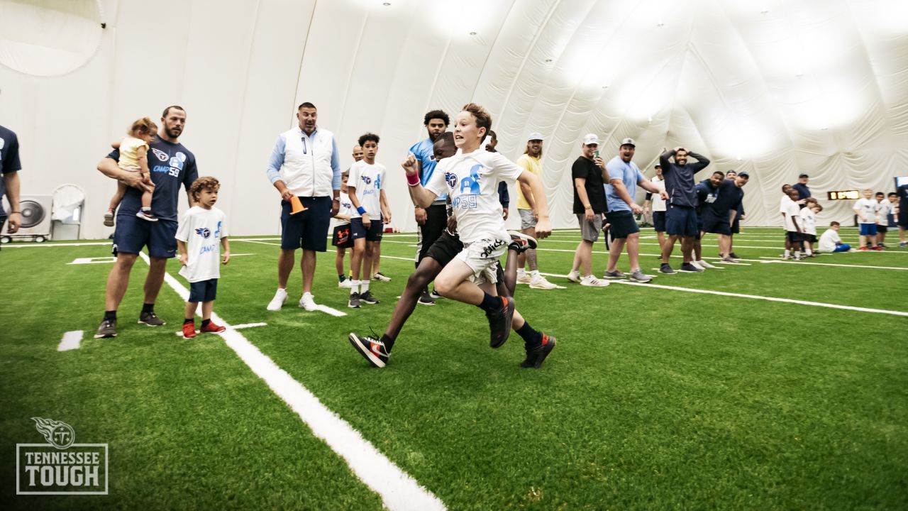 TITANS' FARLEY HOSTS YOUTH FOOTBALL CAMP