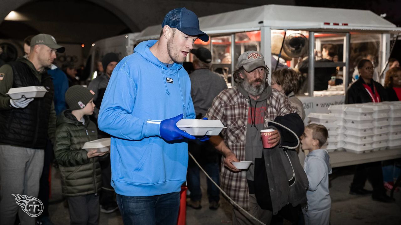 Titans feed homeless Nashvillians a Thanksgiving meal