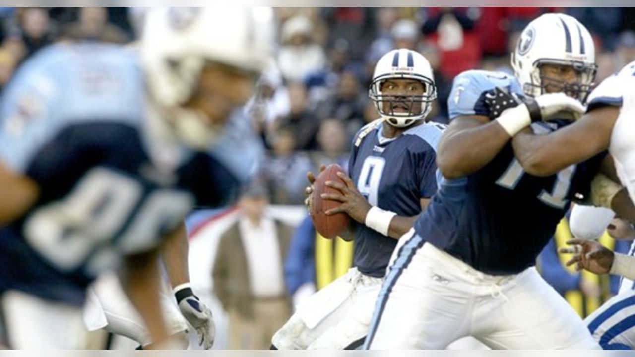 WAP2000012765 - 27 JANUARY 2000 - WASHINGTON, D.C., USA: Milk ad featuring  Super Bowl XXXIV quarterbacks Steve McNair