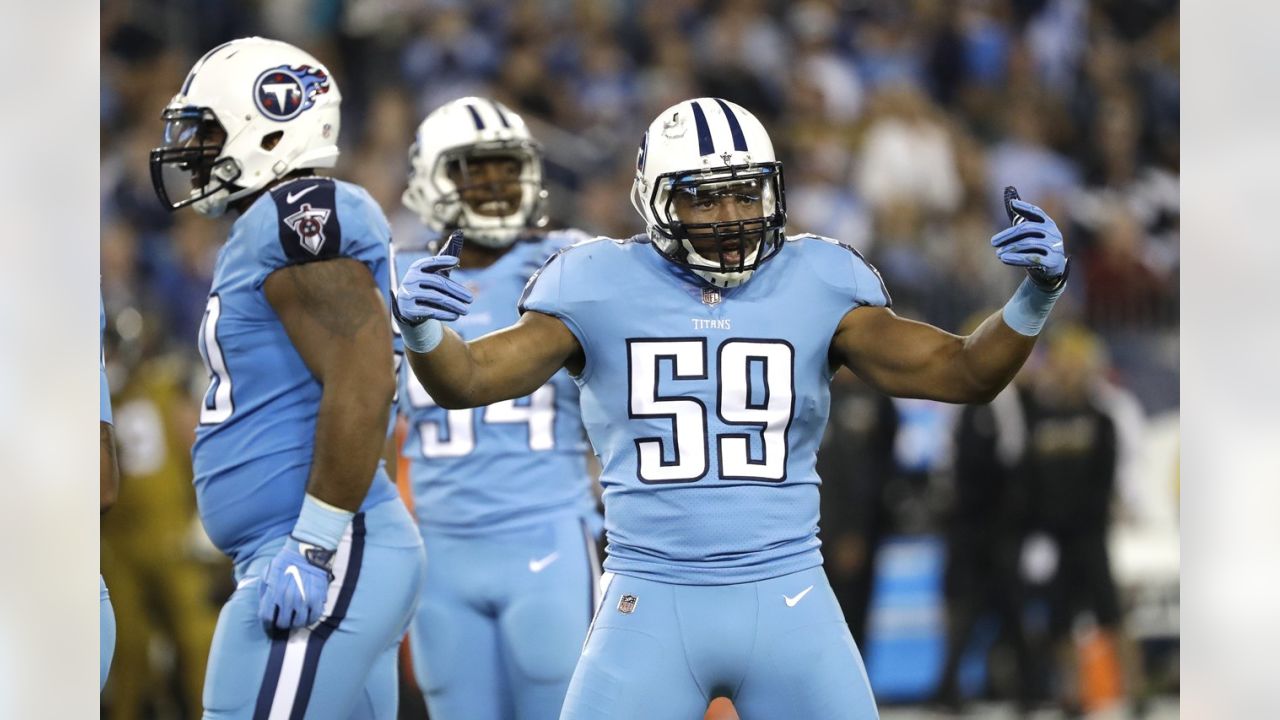 Derrick Henry brings joy to a young Titans fan by signing his helmet