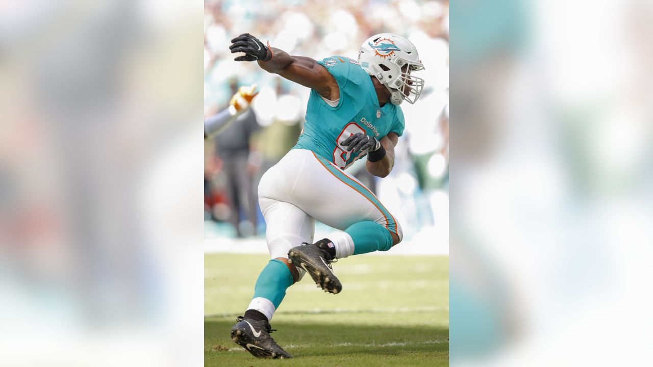 Miami Dolphins offensive lineman Brandon Shell (71) runs off the field  against the New York Jets during an NFL football game Sunday, Oct. 9, 2022,  in East Rutherford, N.J. (AP Photo/Adam Hunger