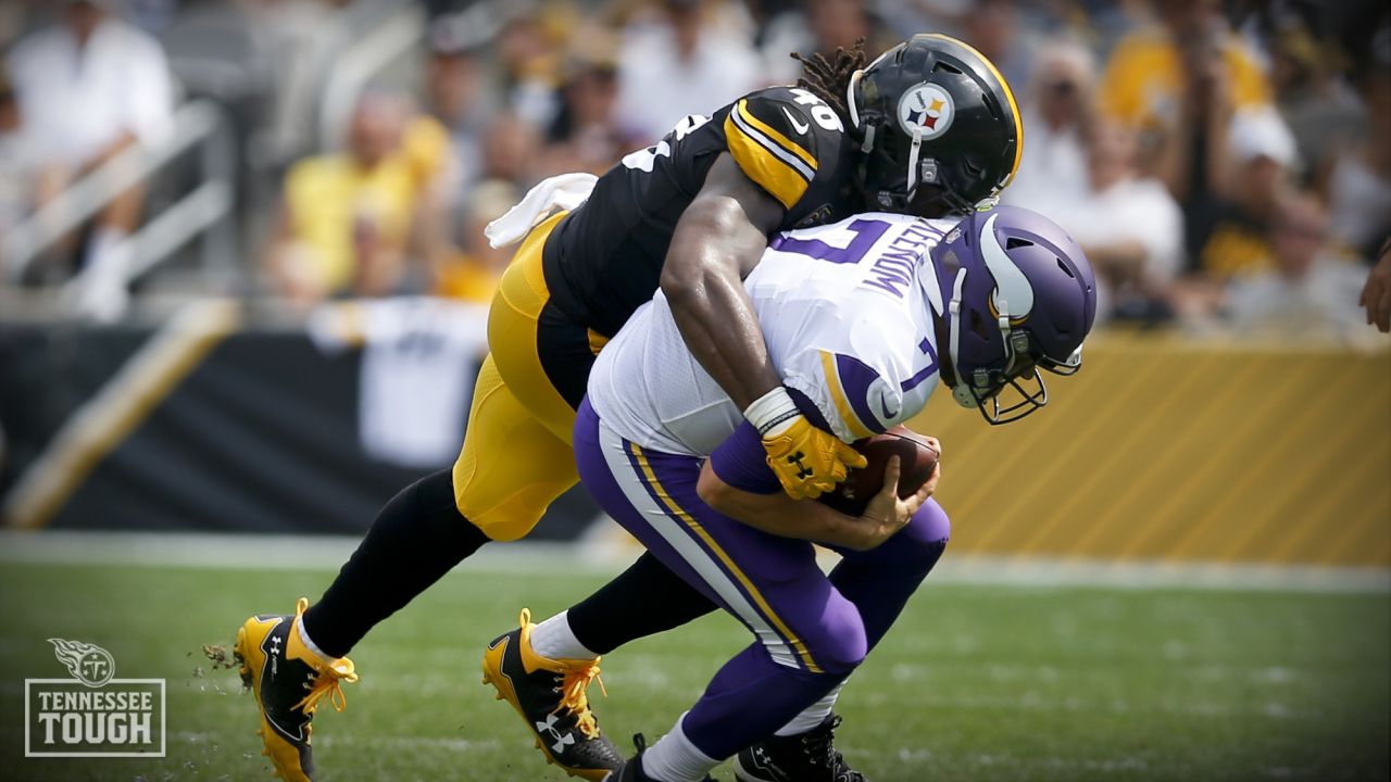 Tennessee Titans outside linebacker Bud Dupree (48) plays against