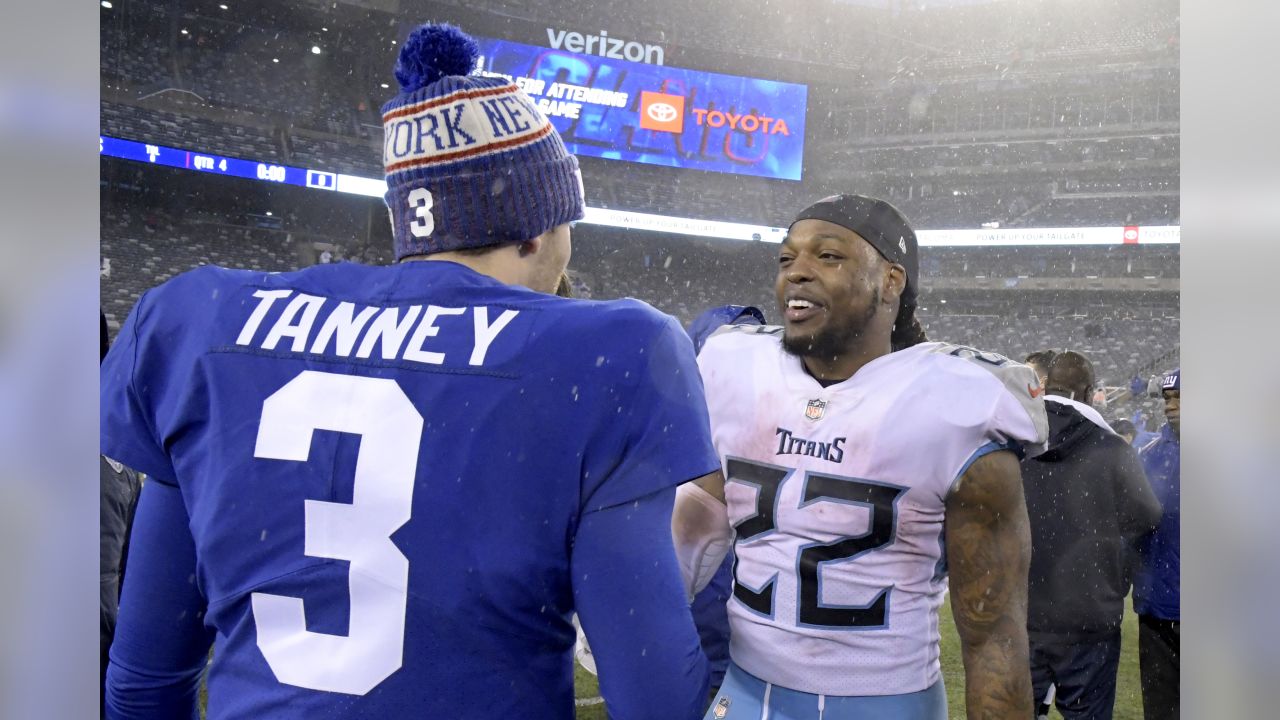 Derrick Henry in a Throwback Houston Oiler uniform with number 2 jersey  instead of 22. : r/Tennesseetitans