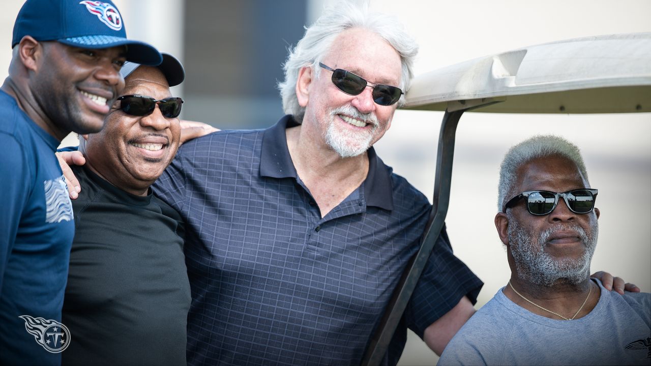 Oilers Great Earl Campbell Pays Visit to Tennessee – and Delivers