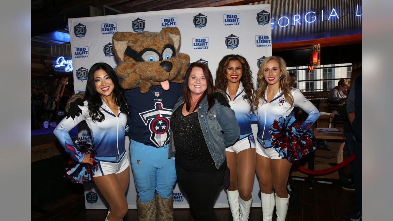 Titans new uniforms bring old feelings to Broadway in Nashville