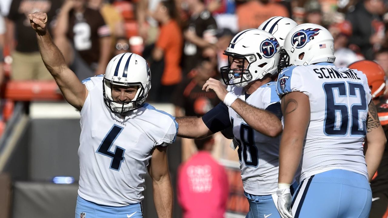 Tennessee Titans holder Brett Kern (6) signals good as kicker Ryan Succop  (4) smiles after Succop kicked a 50 yard field goal to go ahead of the San  Francisco 49ers with one