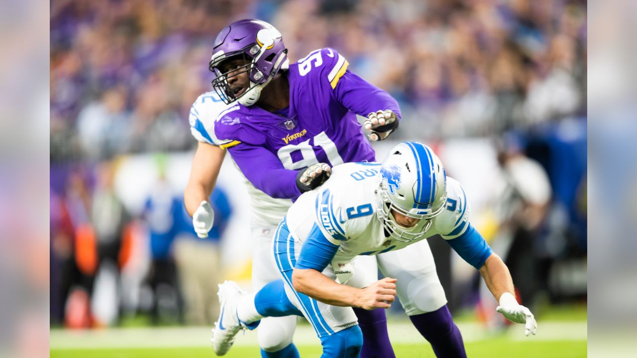 Minnesota Vikings defensive tackle Pat Williams looks at a replay during a  timeout against the Detroit Lions in the second quarter of an NFL football  game in Detroit, Sunday, Dec. 7, 2008. (