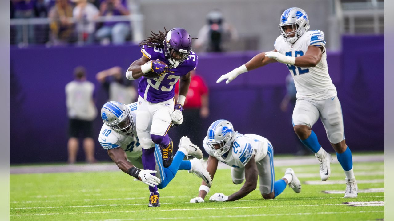 Minnesota Vikings defensive tackle Pat Williams looks at a replay during a  timeout against the Detroit Lions in the second quarter of an NFL football  game in Detroit, Sunday, Dec. 7, 2008. (