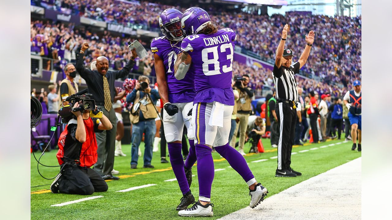 Vikings win 500th game in team history, rolling over Oakland 34-14