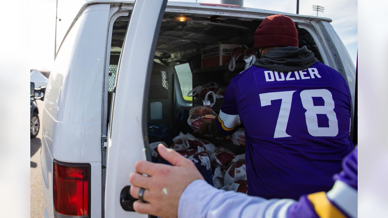 Vikings Team Up With UnitedHealthcare and Hy-Vee To Distribute 1,500  Thanksgiving Meals