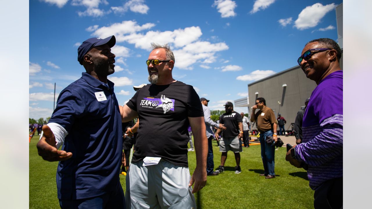 Vikings Legends Reconnect During Visit to OTA Practice