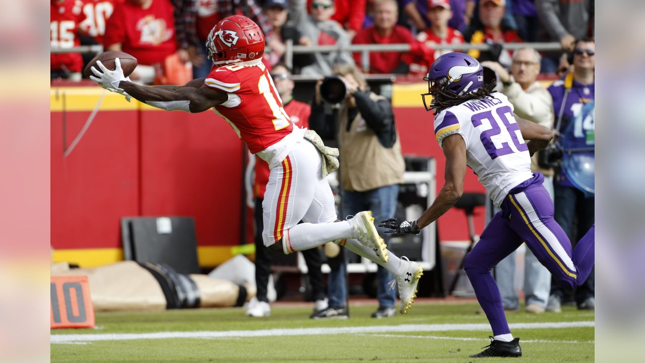 Download Danielle Hunter Tackling Tyreek Hill Wallpaper