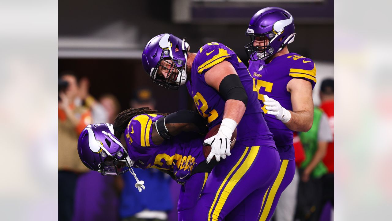 Vikings' Garrett Bradbury assesses his struggles, could be benched if Christian  Darrisaw returns