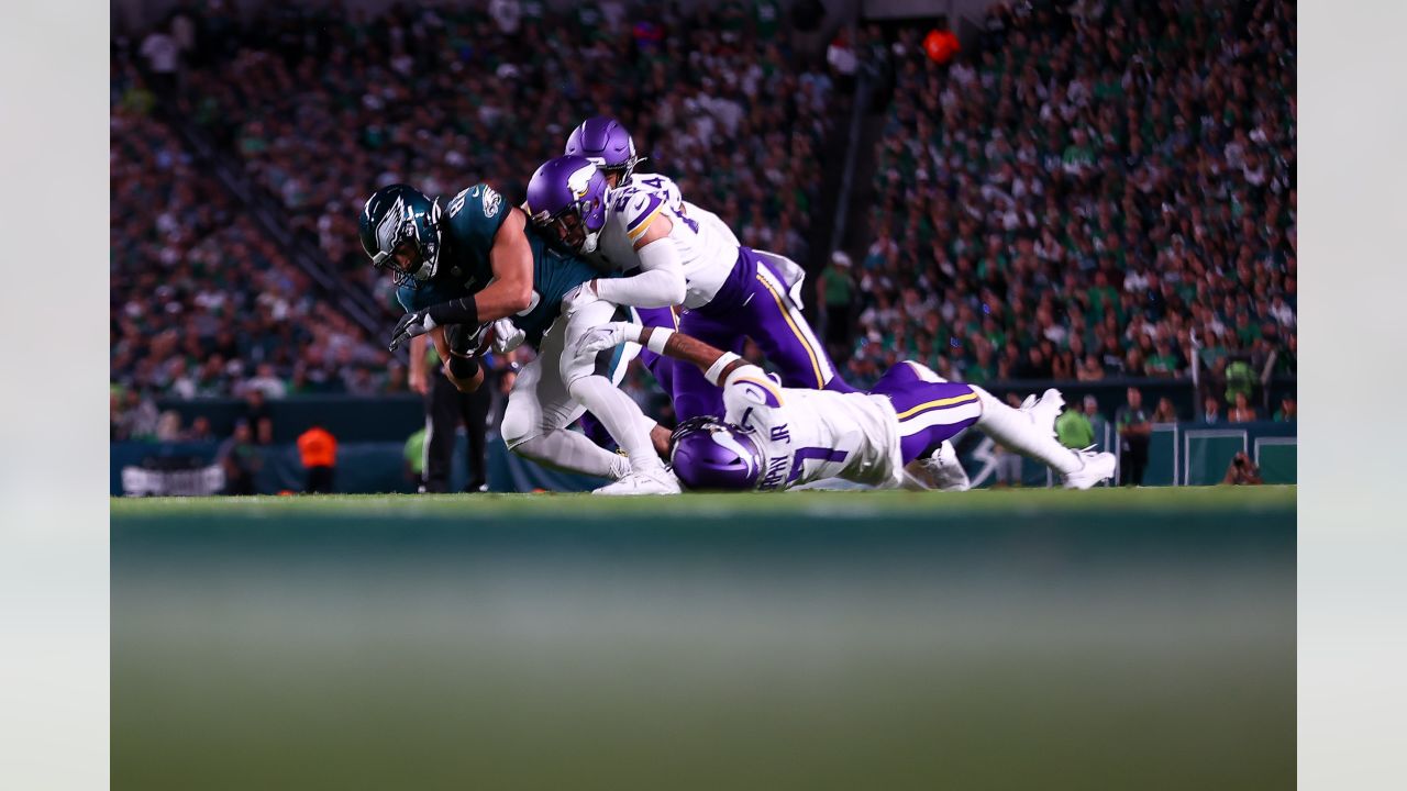 Minnesota Vikings tight end Johnny Mundt (86) drops a pass during the  fourth quarter of an NFL football game against the Philadelphia Eagles,  Monday, Sep. 19, 2022, in Philadelphia. The Eagles defeated