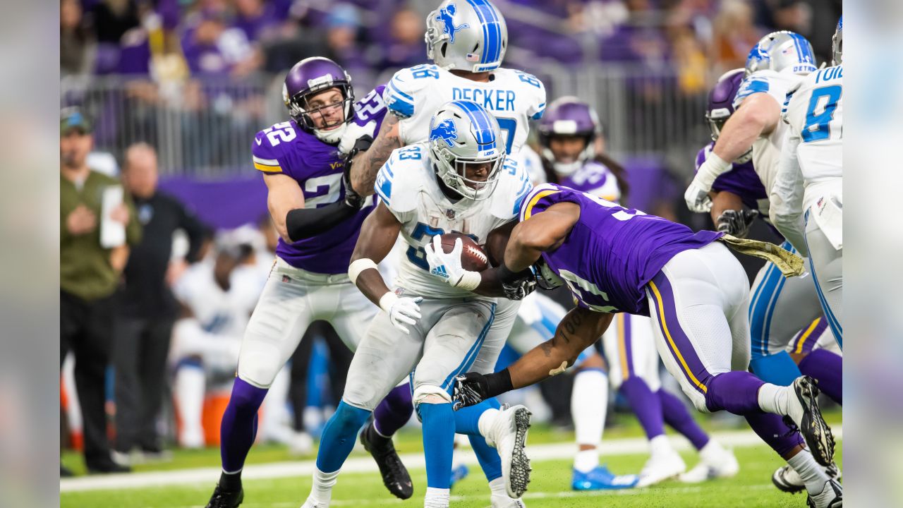 DETROIT, MI - DECEMBER 11: Minnesota Vikings TE T.J. Hockenson (87) trying  to block Detroit Lions Defensive End (97) Aidan Hutchinson during the game  between Minnesota Vikings and Detroit Lions on December