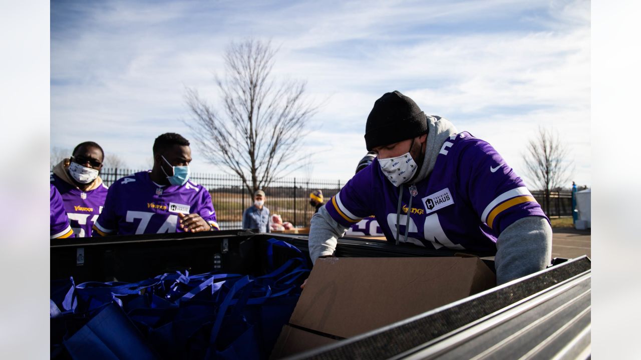 Vikings Team Up With UnitedHealthcare and Hy-Vee To Distribute 1,500  Thanksgiving Meals