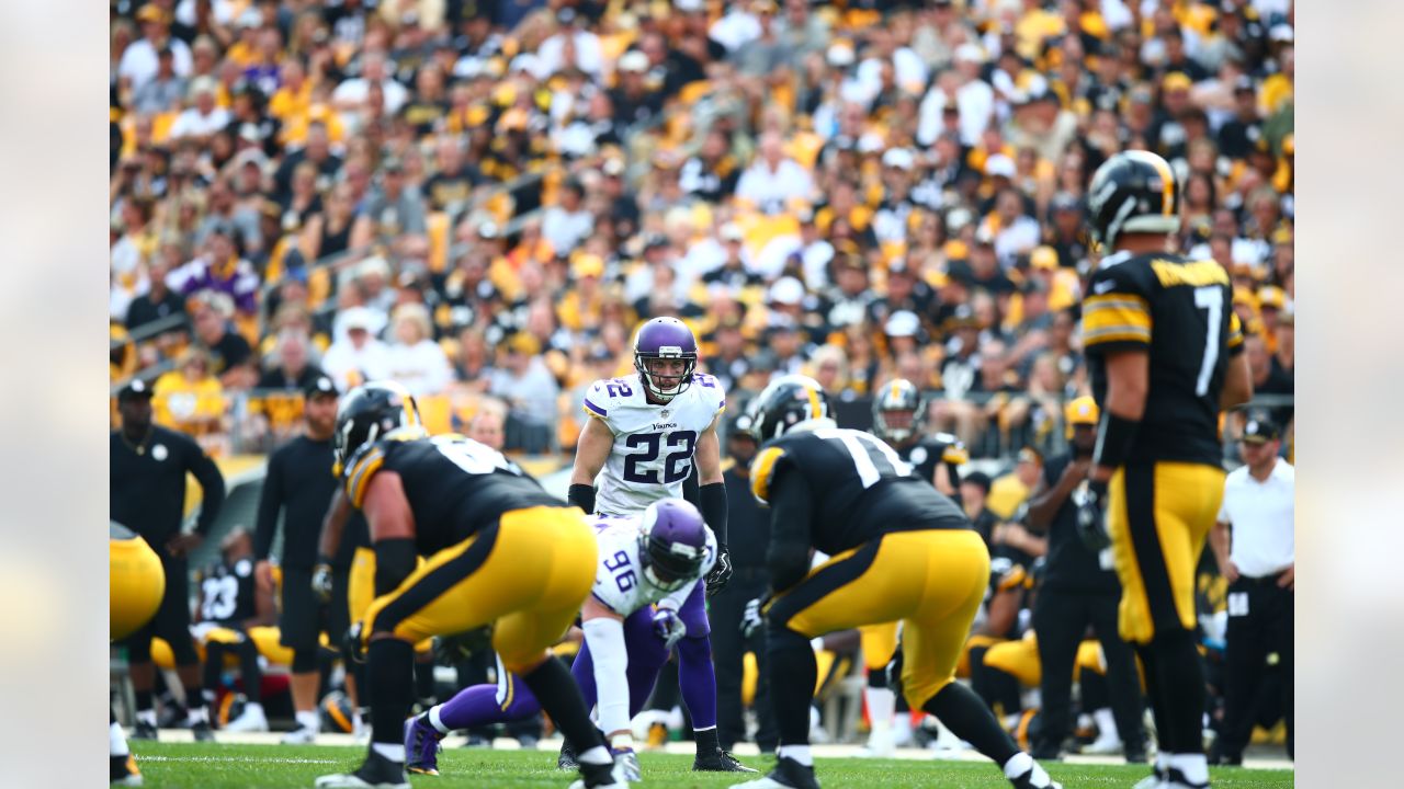 Paul Krause Sounds The Gjallarhorn Prior To Vikings-Steelers