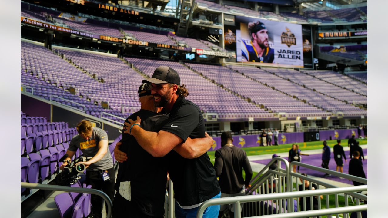 NFL great Jared Allen enters US Bank Stadium on horseback before entering  Vikings' Ring of Honor