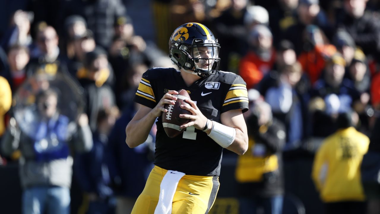 Film Room: Breaking Down What the Minnesota Vikings Have in Iowa QB Nate  Stanley 