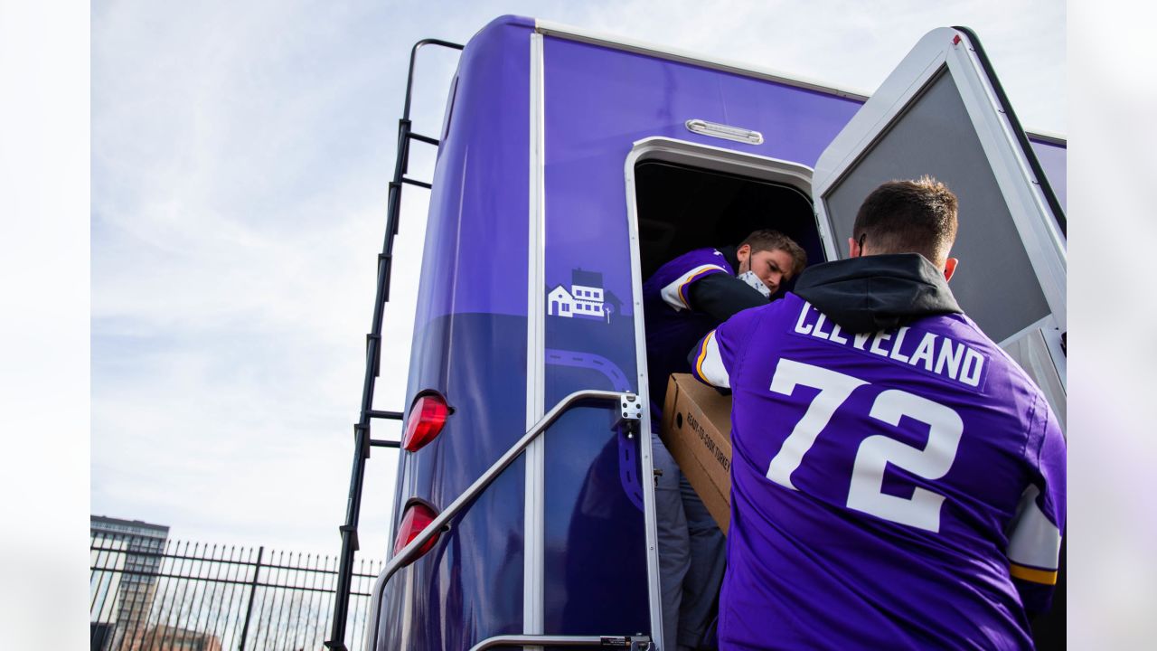 Vikings Distribute 1,500 Thanksgiving Meals to Twin Cities Community