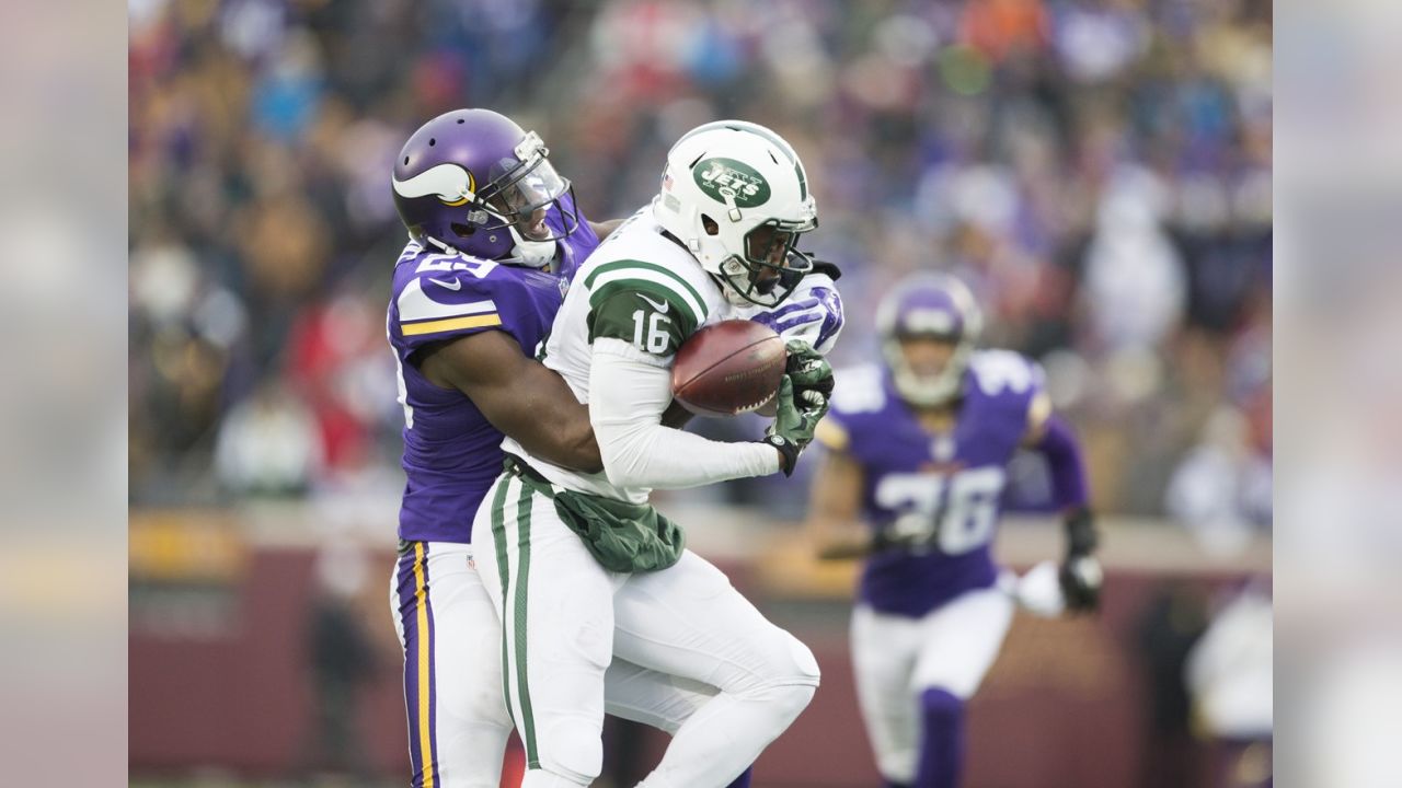 Vikings make CB Xavier Rhodes wear boxing gloves at practice