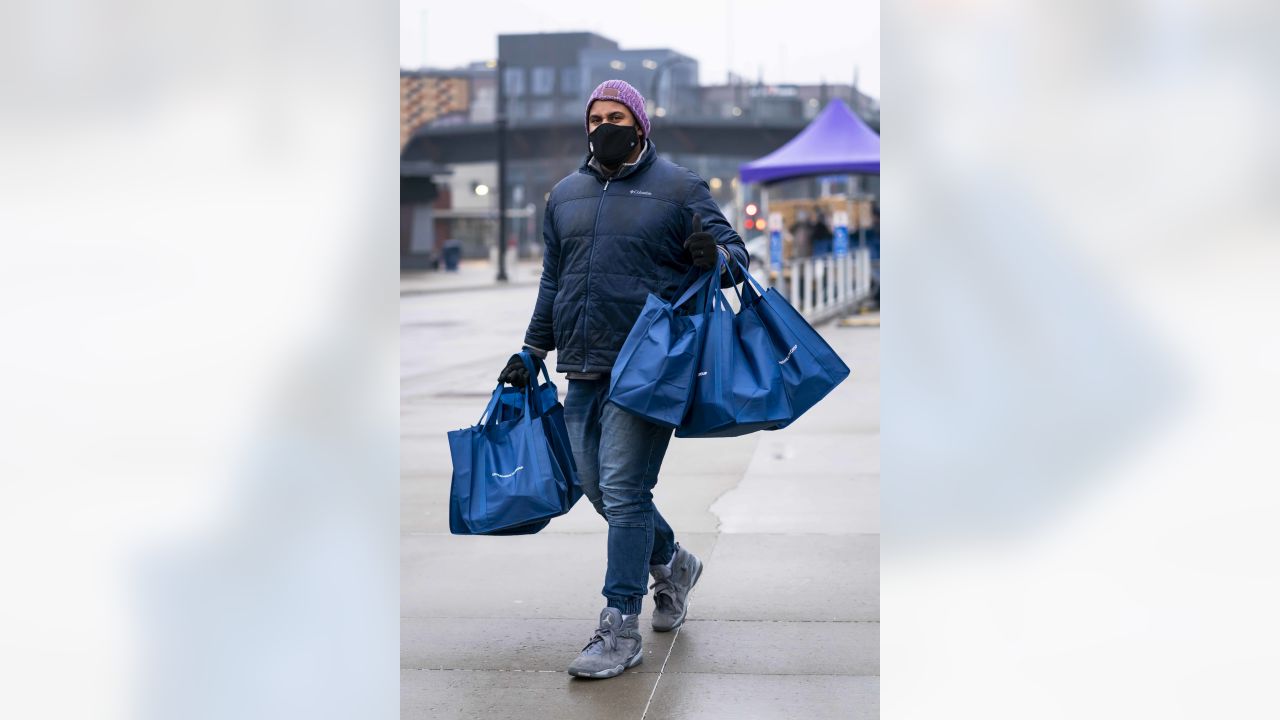 Vikings Team Up With UnitedHealthcare and Hy-Vee To Distribute 1,500  Thanksgiving Meals