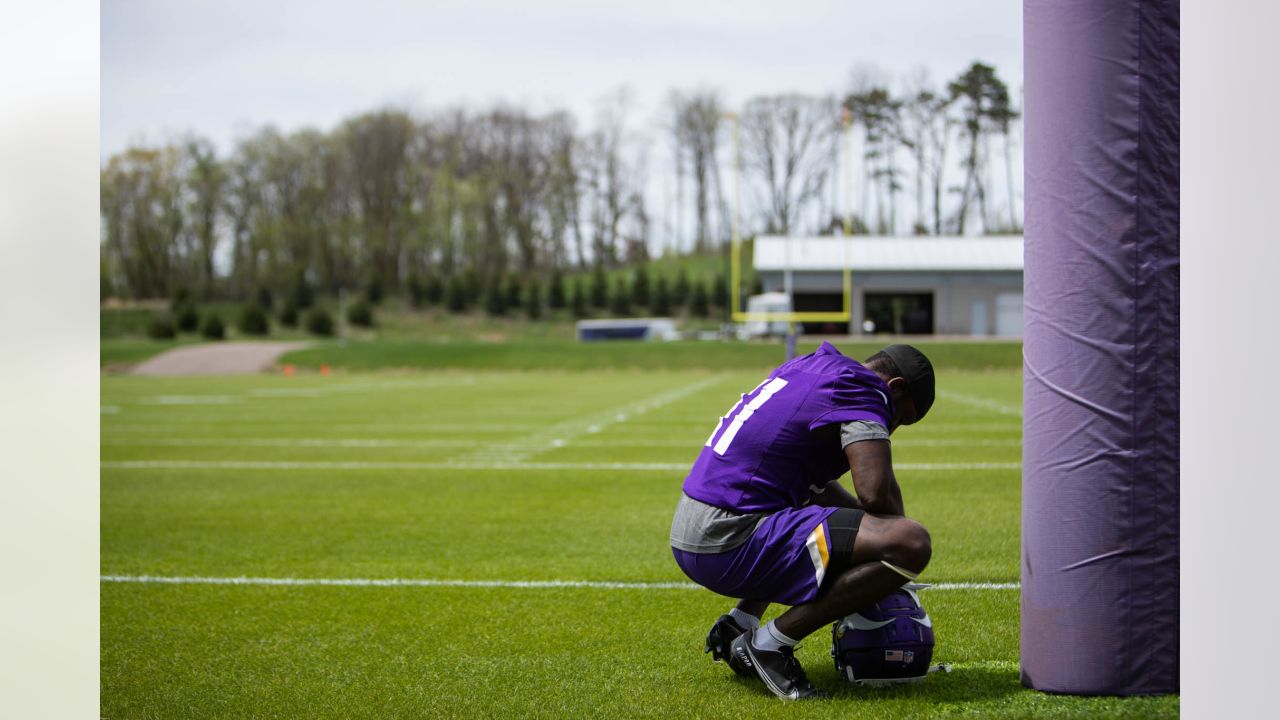 Ex-Viking Jaylen Twyman pointing out a Vikings play to Dolphin