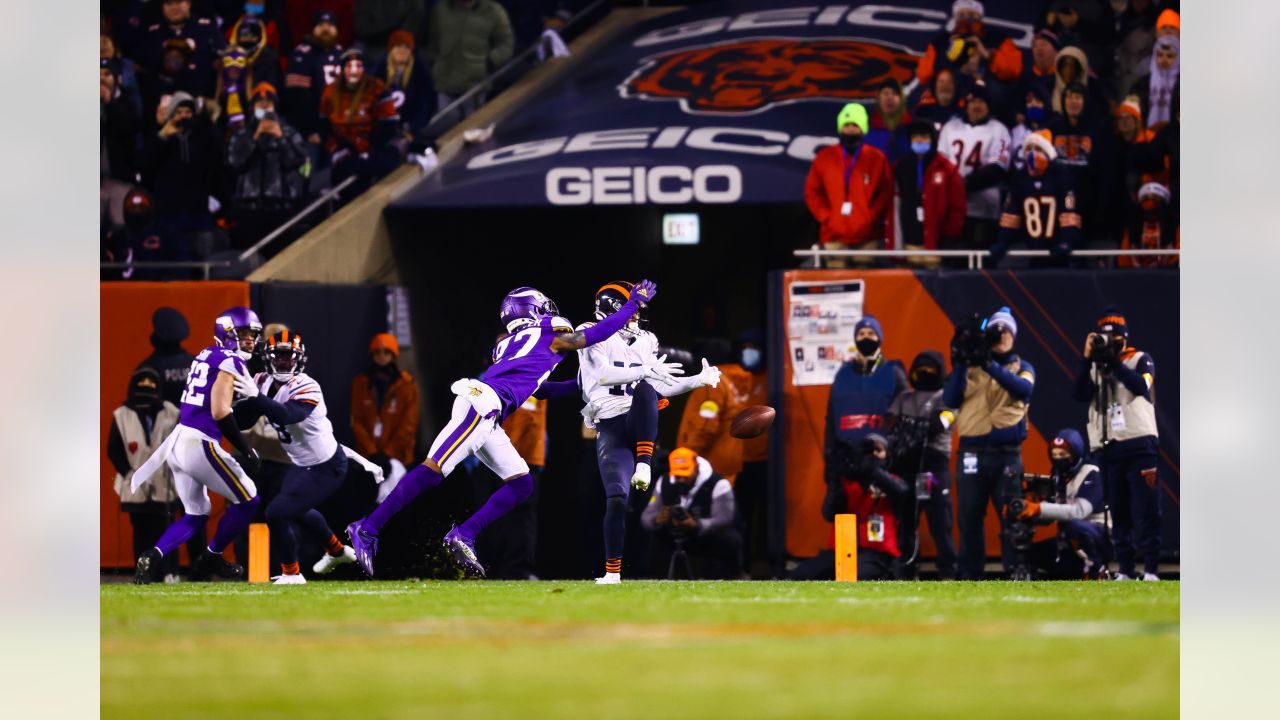 Cousins throws for 2 touchdowns as Vikings beat Bears 17-9