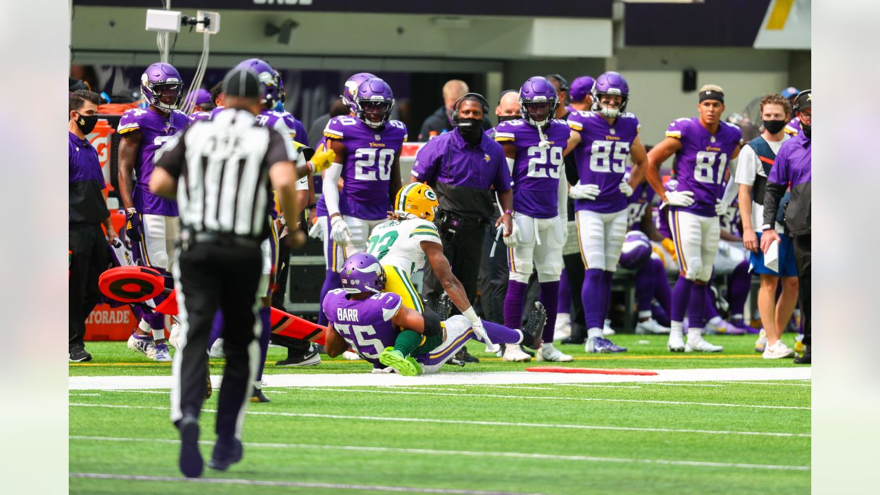 Justin Jefferson nails ref with helmet on sidelines