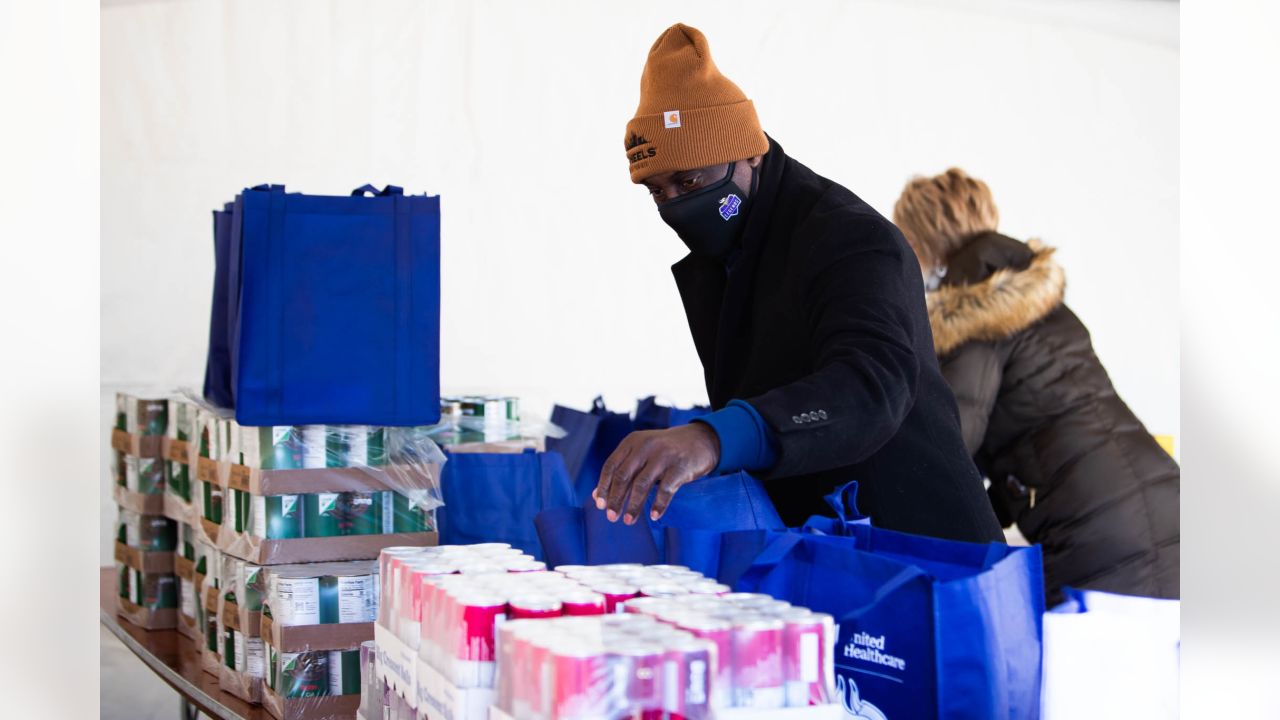 Vikings Distribute 1,500 Thanksgiving Meals to Twin Cities Community