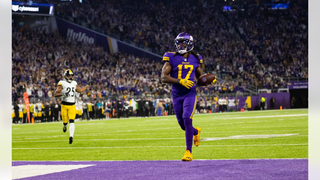 Minnesota Vikings wide receiver Thomas Hennigan (89) makes a catch during  the NFL football team's training camp in Eagan, Minn., Wednesday, July 27,  2022. (AP Photo/Abbie Parr Stock Photo - Alamy