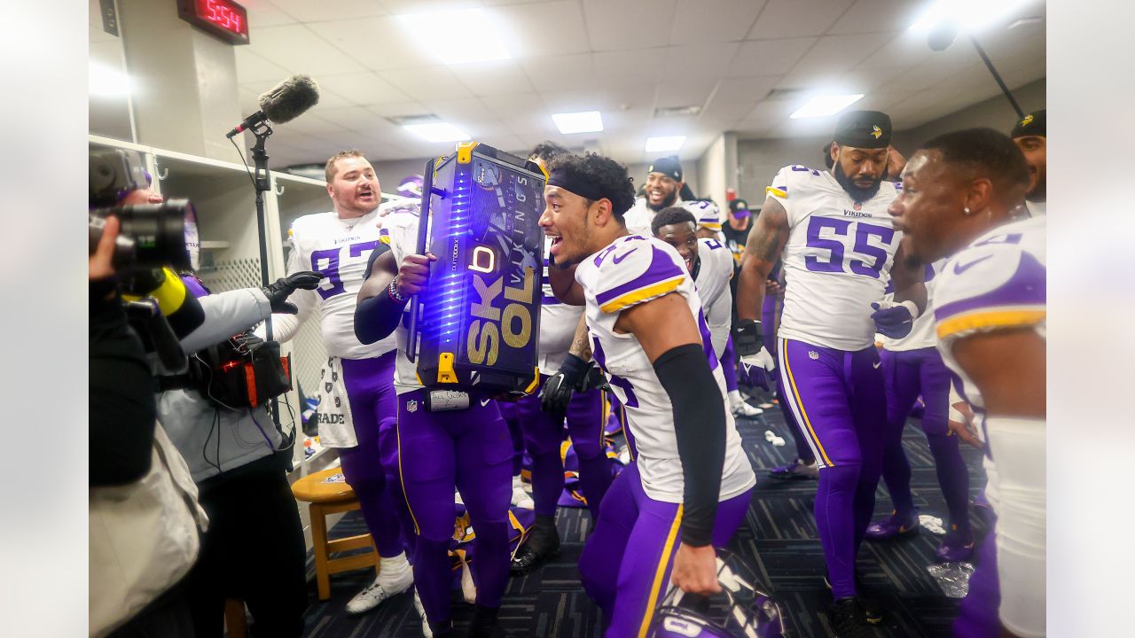 Dalvin, James Cook exchange jerseys after Bills-Vikings