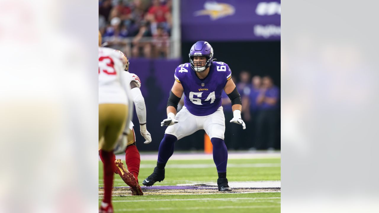 Minnesota Vikings Bring Back Offensive Lineman Bobby Evans 