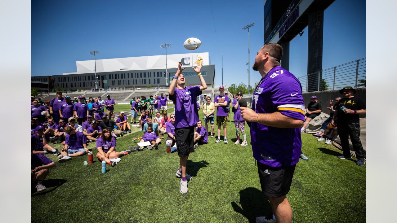 On Thanksgiving, Vikings' Harrison Phillips thankful for opportunity to  help – Twin Cities