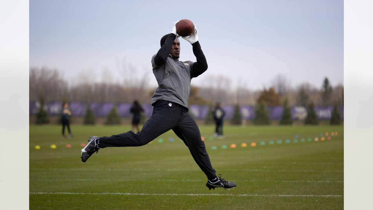 Minnesota Vikings tight end Josh Oliver (84) takes part in drills during an  NFL football team practice in Eagan, Minn., Wednesday, May 3, 2023. (AP  Photo/Abbie Parr Stock Photo - Alamy